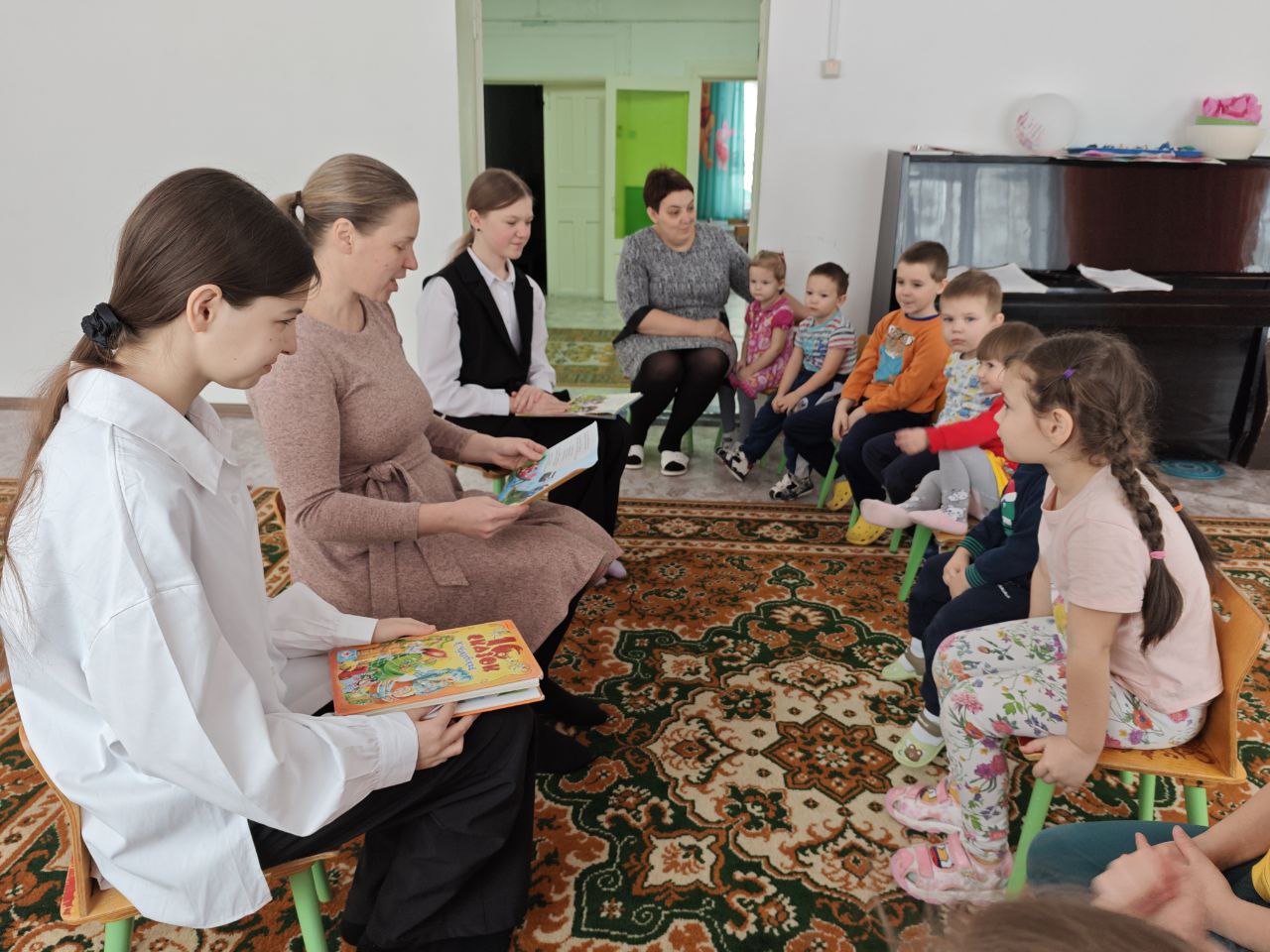 Первомайск. Акция «Время волшебных историй читаем малышам»